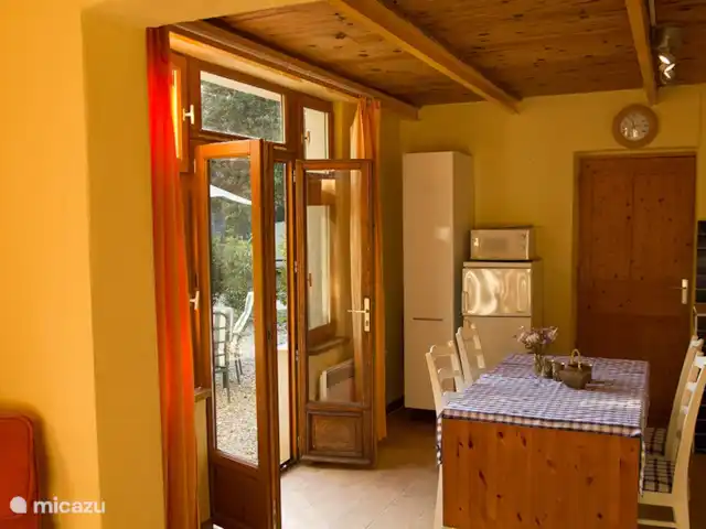Ook vanuit de keuken loop je zo het terras op